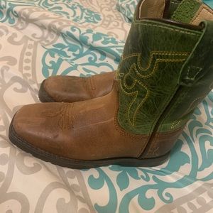 Size 9 toddler boys leather boots. Great shape